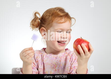 Ein Kind lieber healtthy Essen und keine Süßigkeiten Stockfoto