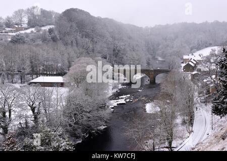 Richmond Bridge von Schloss gesehen zu Fuß nach einem Schneefall Stockfoto