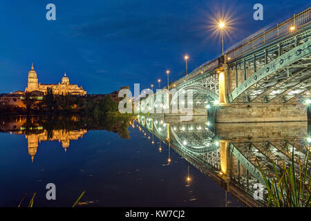 Der Kathedrale von Salamanca und den Fluss Tormes mit der Puente de Enruque Estevan bei Nacht Stockfoto