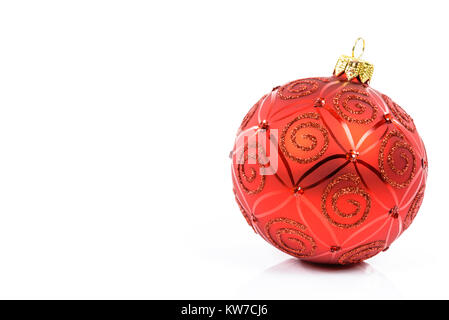 Perfekt und ideal rot Glas Christmas Ball auf einem weißen Hintergrund in Nahaufnahme mit Kopie Ort Stockfoto