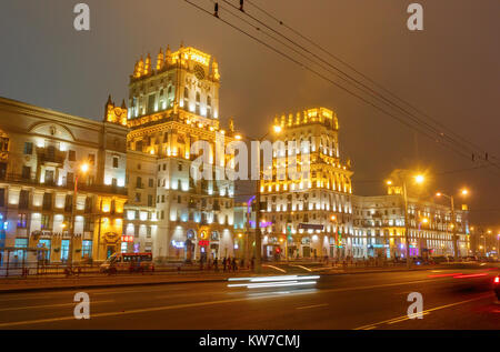 Zwei beleuchtete Türme symbolisieren die Tore von Minsk an der Station Square auf einer nebligen Nacht im Winter. Minsk, Weißrussland. Stockfoto