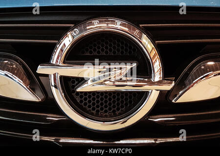 https://l450v.alamy.com/450vde/kw7cp0/tarnow-polen-28-oktober-2017-neue-opel-emblem-auf-einem-auto-grill-opel-ist-ein-beruhmter-deutscher-automobilhersteller-entwirft-produziert-und-distrib-kw7cp0.jpg