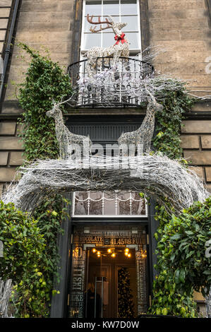 Stadthaus im georgianischen Fassade der Scotch Malt Whisky Society, Queen Street, Edinburgh, Schottland, Großbritannien, mit Weihnachtsschmuck Stockfoto