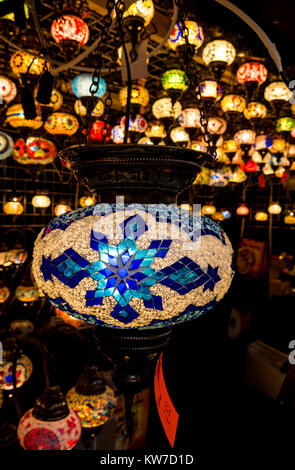 Bunte Laternen Stall, Weihnachtsmarkt, Princes Street Gardens, Edinburgh, Schottland, Großbritannien Stockfoto