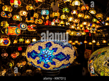 Bunte Laternen Stall, Weihnachtsmarkt, Princes Street Gardens, Edinburgh, Schottland, Großbritannien Stockfoto