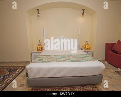 Doppelbett in der Suite eines Luxushotels Zimmer mit Nachttischlampen Stockfoto