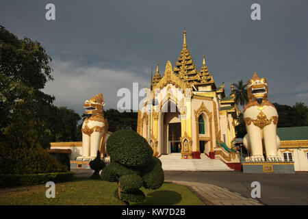 Der Eingang zu den goldenen buddhistischen Pagode oder Stupa Shwedagon Pagode, Yangon, Myanmar. Stockfoto