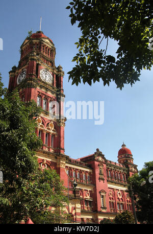 Die berühmten Glockenturm der kolonialen Backsteingebäude ehemalige High Court Building, Yangon, Myanmar. Stockfoto