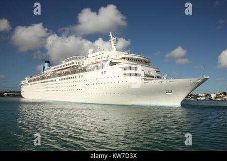 Traditionelle Kreuzfahrtschiff im Hafen von St. John's, Antigua, Karibik. Stockfoto