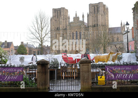 Dezember 2017 - Wells Cathedral, mit dem Weihnachtsschmuck aus dem Swan Pub Stockfoto