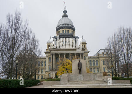 Abraham Lincoln Statue vor der Illinois State Capitol Building in Springfield. Stockfoto