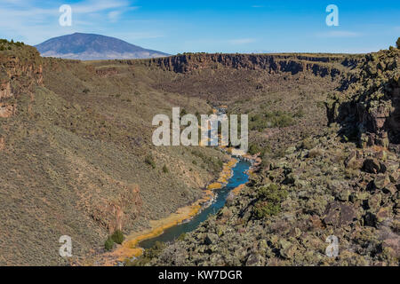 Rio Grande, mit Ute Berg in der Ferne, in der wilden Flüsse Bereich der Rio Grande del Norte National Monument in der Nähe von Taos, New Mexico, USA Stockfoto