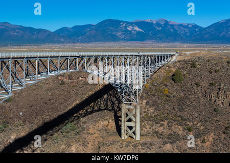 Rio Grande Schlucht Brücke über den Rio Grande Schlucht und US Route 94 hoch über dem Fluß, Rio Grande del Norte National Monument, Neue mexic Stockfoto