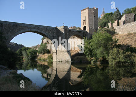 Reflexion der Alcantara Bridge in Toledo, Spanien in den Tagus Fluss Stockfoto