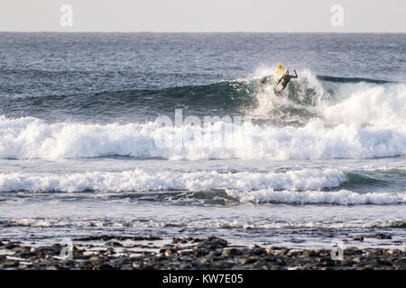 Surfen auf Fuertevantura, Kanarische Inseln, im Dezember 2017 Stockfoto