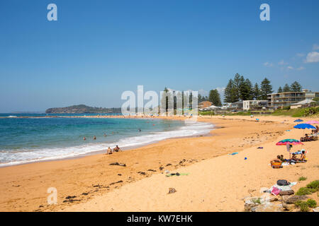 Montag, 1. Januar 2018. Viele Bewohner von Sydney an der Küste mit Temperaturen um 28 Grad am Tag der neuen Jahre erreichen. Bilder Mona Vale b Stockfoto