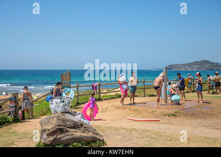 Januar 2018. Viele Einwohner Sydneys fahren an die Küste, wobei die Temperaturen am Neujahrstag 28 Grad erreichen werden. Mona Vale Beach in Sydney Stockfoto