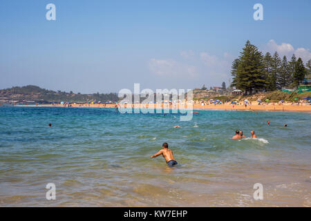 Januar 2018. Viele Einwohner Sydneys fahren an die Küste, wobei die Temperaturen am Neujahrstag 28 Grad erreichen werden. Mona Vale Beach in Sydney Stockfoto