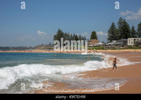 Januar 2018. Viele Einwohner Sydneys begeben sich an die Küste, deren Temperaturen am Neujahrstag 28 Grad erreichen werden, am Mona Vale Beach Sydney Stockfoto