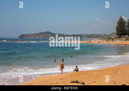 Januar 2018. Viele Einwohner Sydneys begeben sich an die Küste, deren Temperaturen am Neujahrstag 28 Grad erreichen werden, am Mona Vale Beach Sydney Stockfoto