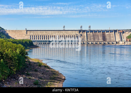 Krasnoyarsk Staudamm. Leistungsfähige Wasserkraftwerk in Sibirien am Jenissei River. Russland Stockfoto