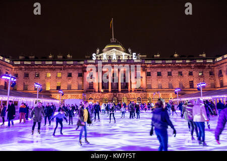 Nacht Zeit Skater im Innenhof mit Springbrunnen am Skaten, Somerset House London, WC2, UK Stockfoto