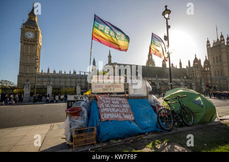 Das Friedenslager des Parliament Square Peace Campaign vor dem Palace of Westminster auf dem Parliament Square in London, Großbritannien Stockfoto