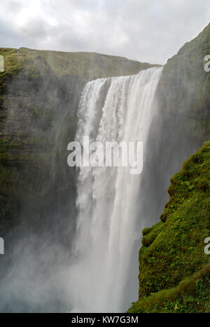 Skogafoss, einer der mächtigsten Wasserfall im Süden Islands im Sommer. Stockfoto