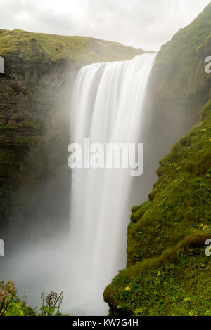 Skogafoss, einer der mächtigsten Wasserfall im Süden Islands im Sommer. Stockfoto