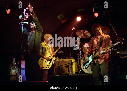 Legendären US Rock Band Liebe in Konzert in der Robin 2, Bilston, Wolverhampton, April 2005. Arthur Lee (links) mit Gitarrist Mike Randle (Mitte). Stockfoto