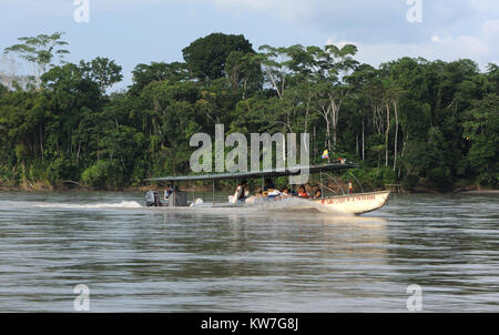 Eine schnelle Fähre oder Wasser Bus Geschwindigkeit entlang des Napo River in der Nähe von Coca oder Puerto Francisco de Orellana. Coca, Puerto Francisco de Orellana, Orellana, Ecuador Stockfoto