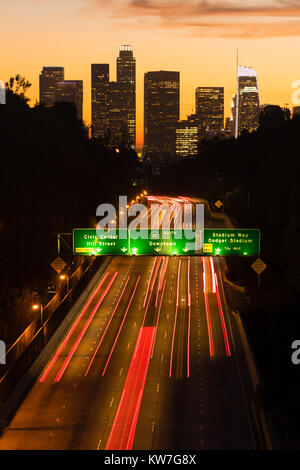 Helle Streifen von Bremsleuchten über den Vordergrund ad Sonnenuntergang fällt auf Los Angeles Stockfoto