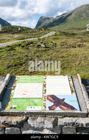 Eine erläuternde Zeichen für die North Harris Eagle Informationsstelle am südlichen Ende von Glen Meavaig auf der Insel Harris auf den Äußeren Hebriden Stockfoto