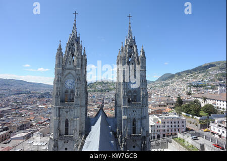 Der Südturm und das Dach der Basílica del Voto Nacional. Das Zentrum von Quito steht im Hintergrund. Die Basilika wurde im 20. Jahrhundert erbaut Stockfoto