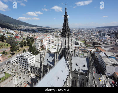 Die reich verzierten Stein filigran des Nordturms der Basílica del Voto Nacional. Neuere Teile von Quito erweitern im Hintergrund. Die Basilika wurde gebaut Stockfoto