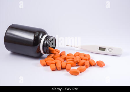Droge Rezept für medikamentöse Behandlung. Pharmazeutischen Medikament, Heilung in Container für die Gesundheit. Apotheke Thema Kapsel Pillen mit Medizin antibi Stockfoto