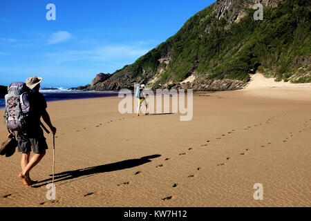 Wanderer zu Fuß am Strand entlang der Otter Trail Wanderung an der Garden Route in der südafrikanischen Provinz Western Cape Stockfoto