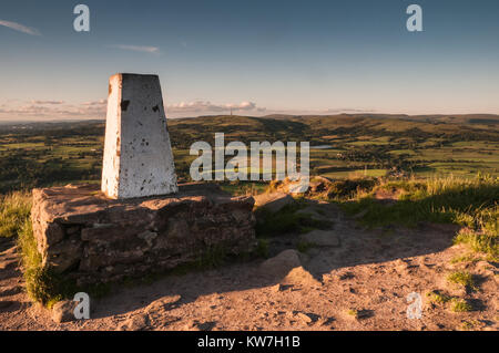 Ansicht von der Kante der Wolke in der Nähe von Cheshire Stadt Knutsford in der Nähe von Peak District an einem Sommerabend, England, Großbritannien Stockfoto