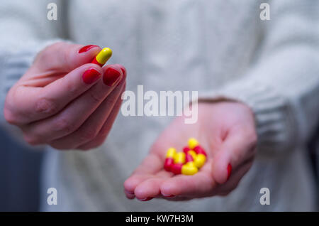 Frau gekleidet im Winter Kleidung mit Arzneimitteln. Stockfoto