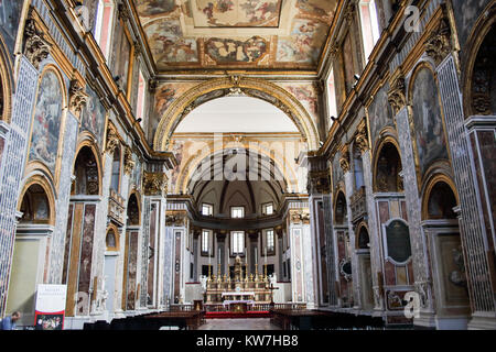 Innenraum der barocken Kirche von San Paolo Maggiore im historischen Zentrum von Neapel, Italien Stockfoto