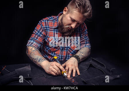 Leder workman Fokussierung auf seine Arbeit Stockfoto