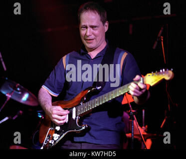 New Wave Rock Band Fernsehen in Konzert in Manchester, UK, Juni 2005. Gitarrist Richard Lloyd. Stockfoto