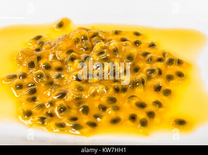 Eine Gruppe von passionsfrucht Samen auf eine weiße Fläche Stockfoto