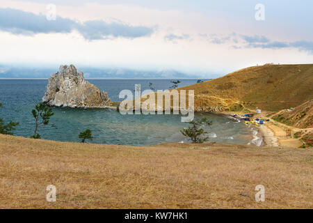 Anzeigen von Schamanen Felsen bedeckt. Baikalsee. Insel Olchon. Russland Stockfoto