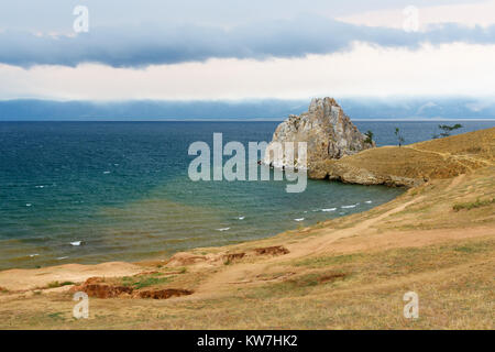 Anzeigen von Schamanen Felsen bedeckt. Baikalsee. Insel Olchon. Russland Stockfoto