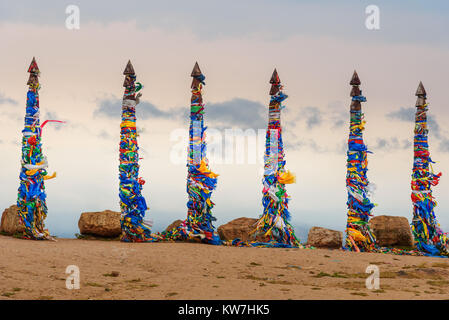 Holz- ritual Säulen mit bunten Bändern Hadak am Kap Burkhan. Baikalsee. Insel Olchon. Sibirien. Russland Stockfoto
