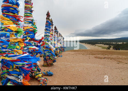 Holz- ritual Säulen mit bunten Bändern Hadak am Kap Burkhan. Baikalsee. Insel Olchon. Sibirien. Russland Stockfoto