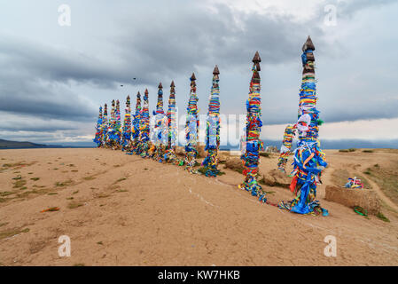 Holz- ritual Säulen mit bunten Bändern Hadak am Kap Burkhan. Baikalsee. Insel Olchon. Sibirien. Russland Stockfoto