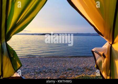 Blick auf den Sonnenaufgang am Maloe Mehr aus der Camping Zelt. Baikalsee in den Morgen. Russland Stockfoto