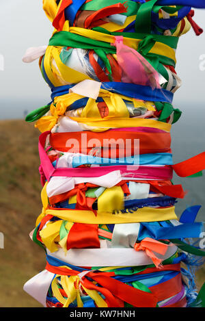 Holz- ritual Säulen mit bunten Bändern Hadak am Kap Burkhan. Baikalsee. Insel Olchon. Sibirien. Russland Stockfoto